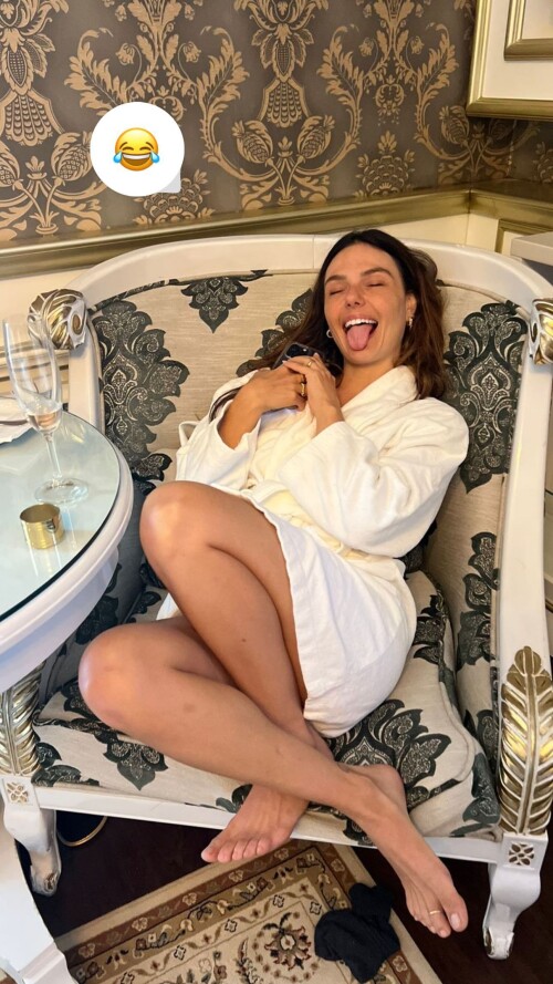 Isis-Valverde-Feet-7399163.jpg