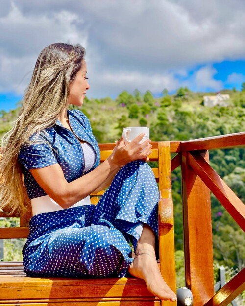 Mayra_Cardi-Feet-5656352.jpg