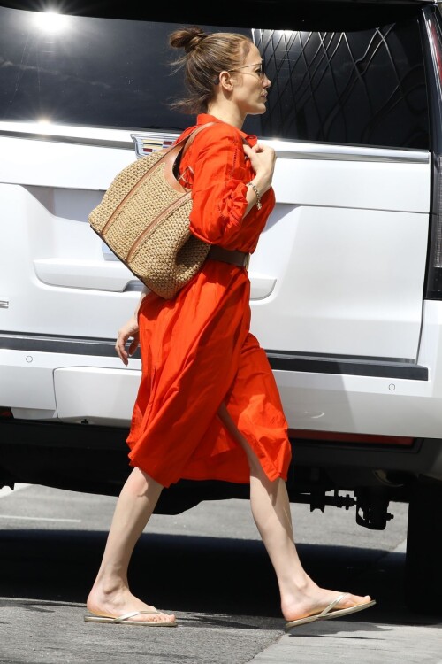 jennifer-lopez-heading-to-a-business-meeting-in-los-angeles-03-25-2022-1.jpg
