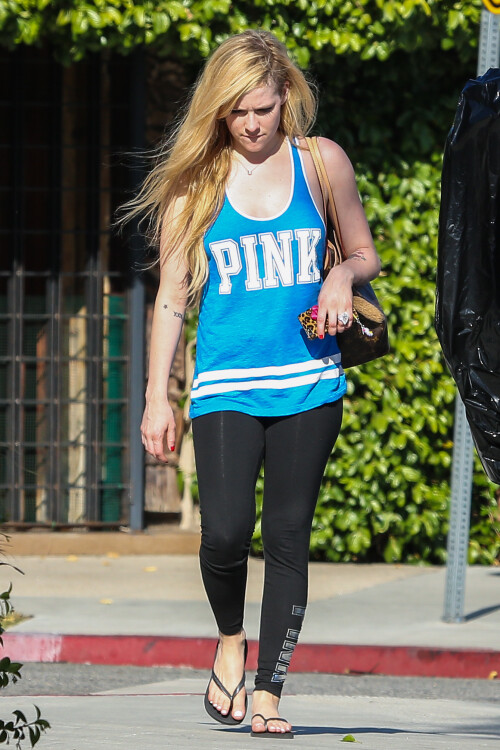Avril_Lavigne-Feet-1313270.jpg