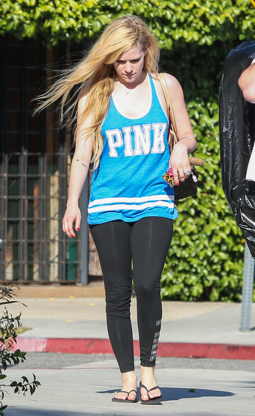 Avril_Lavigne-Feet-1313271.jpg