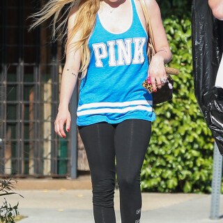 Avril_Lavigne-Feet-1313271