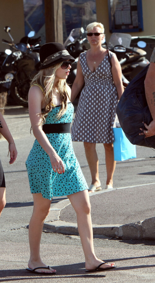 Avril_Lavigne-Feet-143845.jpg