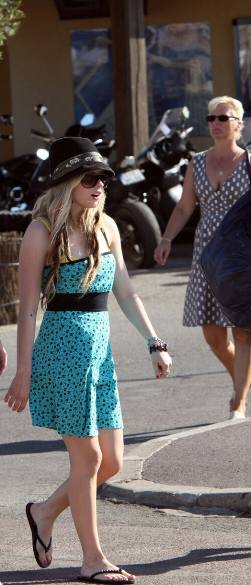 Avril_Lavigne-Feet-144401.jpg