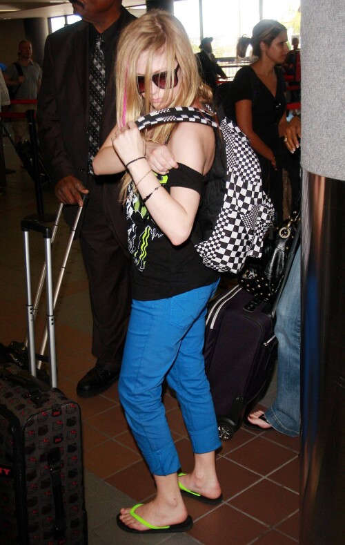 Avril_Lavigne-Feet-152633.jpg