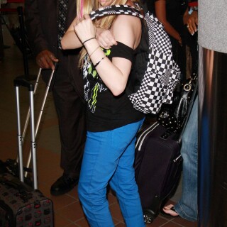 Avril_Lavigne-Feet-152633