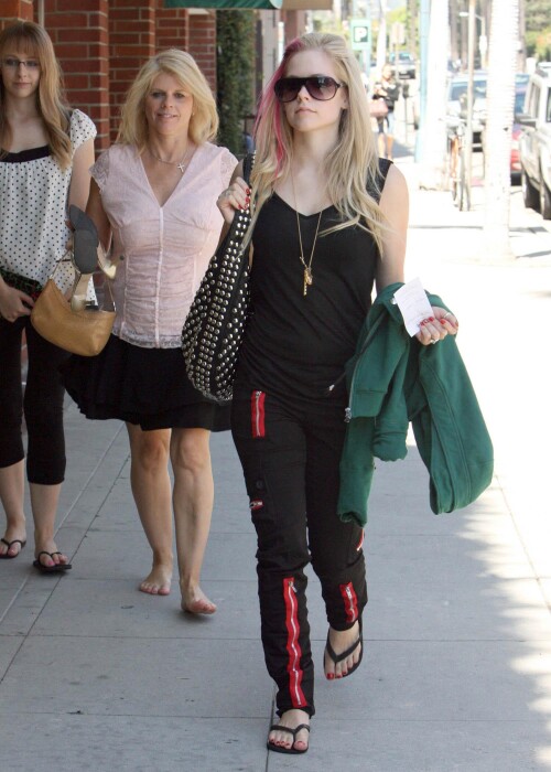 Avril_Lavigne-Feet-191840.jpg