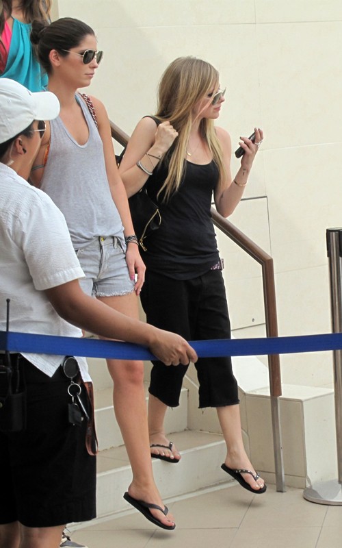 Avril_Lavigne-Feet-230350.jpg