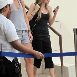 Avril_Lavigne-Feet-230350