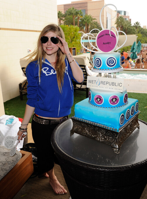 Avril_Lavigne-Feet-231356.jpg