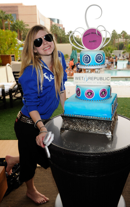 Avril_Lavigne-Feet-231357.jpg