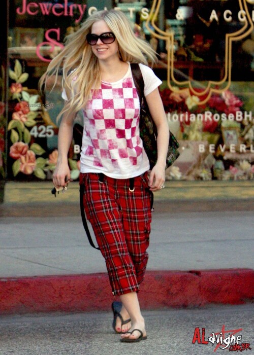 Avril_Lavigne-Feet-231373.jpg