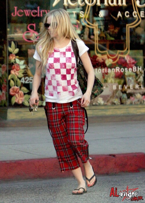 Avril_Lavigne-Feet-231374.jpg