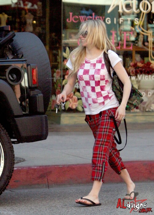 Avril_Lavigne-Feet-231375.jpg