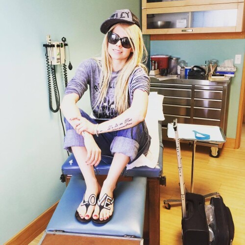 Avril_Lavigne-Feet-2470020.jpg