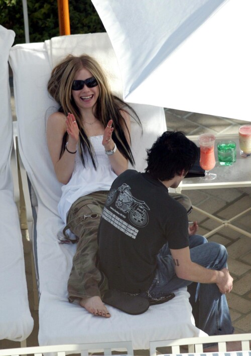 Avril_Lavigne-Feet-256680.jpg