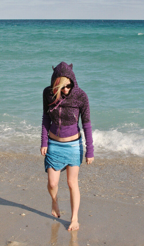 Avril_Lavigne-Feet-270252.jpg