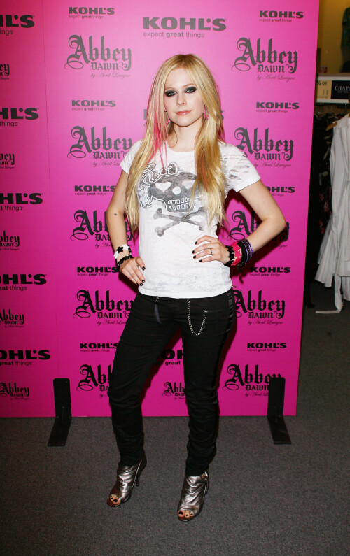 Avril_Lavigne-Feet-270255.jpg