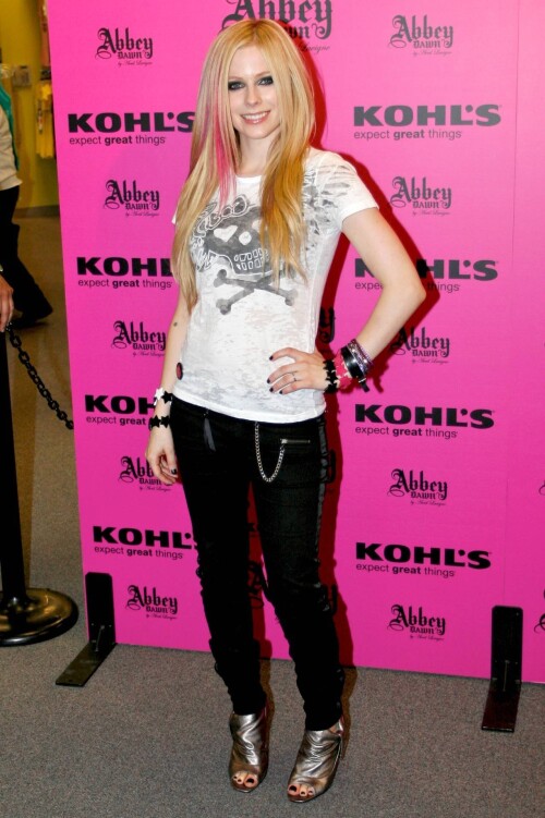 Avril_Lavigne-Feet-270258.jpg