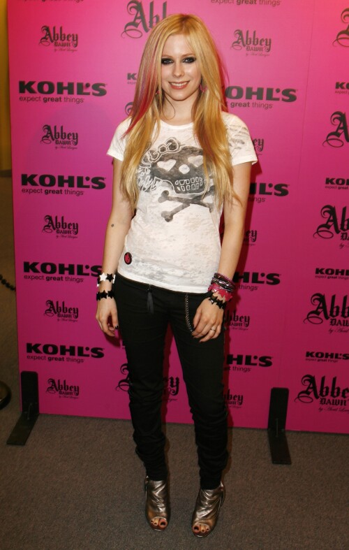 Avril_Lavigne-Feet-270259.jpg
