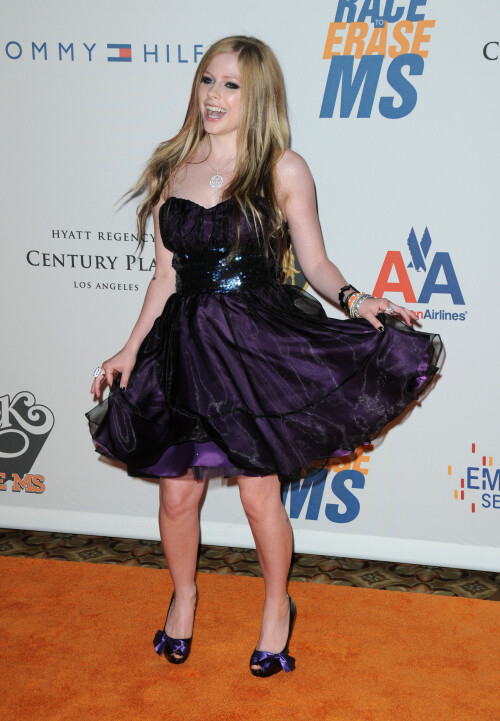 Avril_Lavigne-Feet-270347.jpg