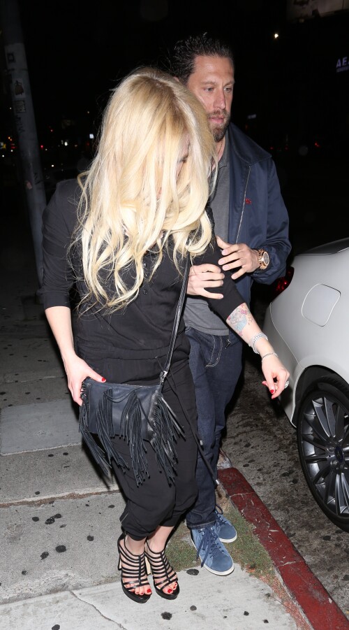 Avril_Lavigne-Feet-2921679.jpg