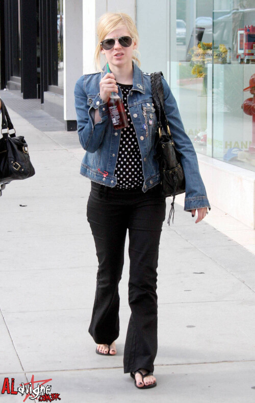 Avril_Lavigne-Feet-30489.jpg
