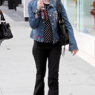 Avril_Lavigne-Feet-30489