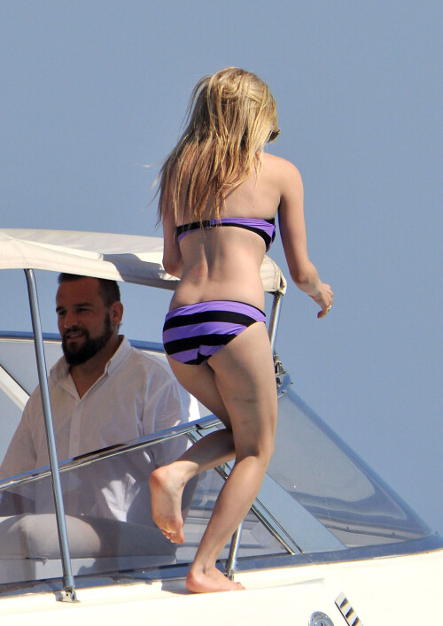 Avril_Lavigne-Feet-438895.jpg