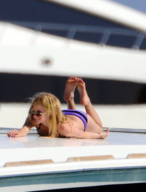 Avril_Lavigne-Feet-439151.jpg