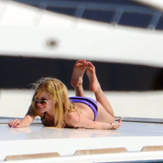 Avril_Lavigne-Feet-439151
