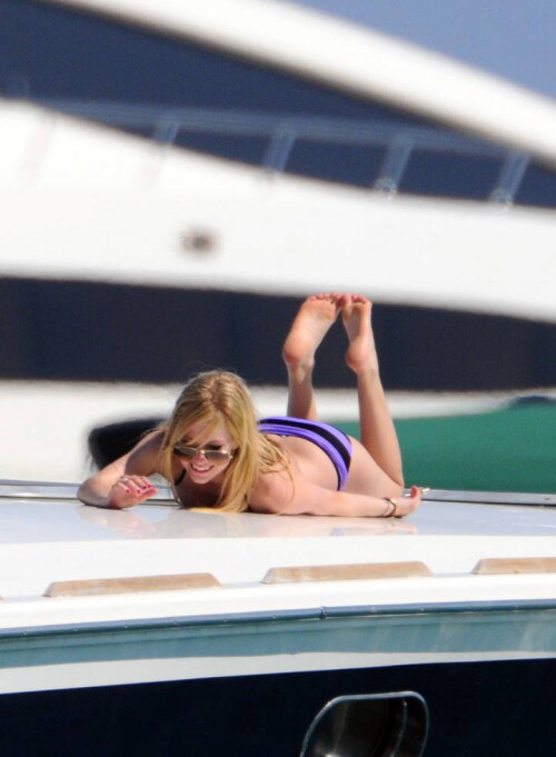 Avril_Lavigne-Feet-439152.jpg