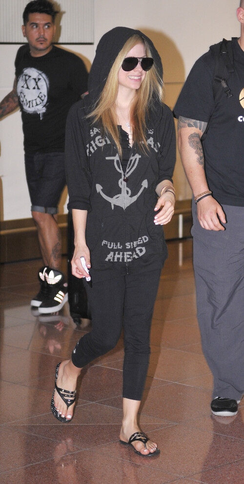 Avril_Lavigne-Feet-477103.jpg
