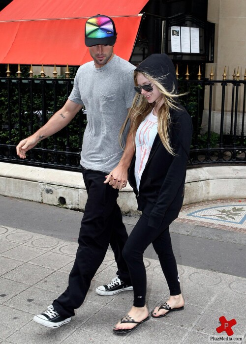 Avril_Lavigne-Feet-504715.jpg