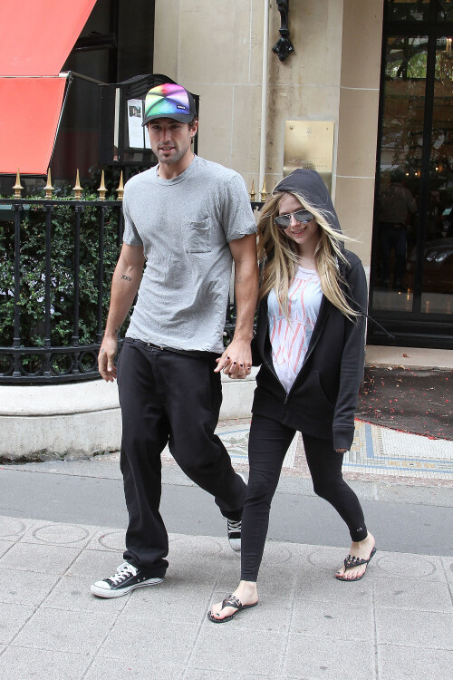 Avril_Lavigne-Feet-509667.jpg
