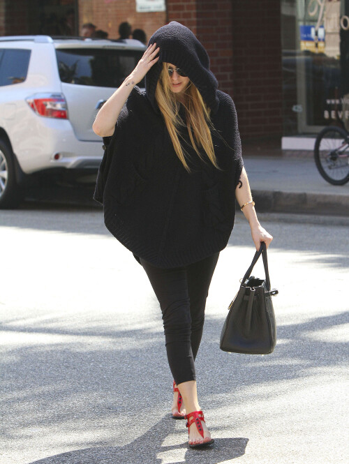 Avril_Lavigne-Feet-513287.jpg
