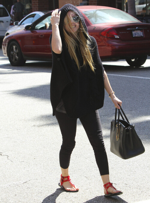 Avril_Lavigne-Feet-513289.jpg