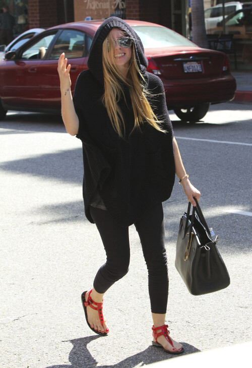 Avril_Lavigne-Feet-513290.jpg