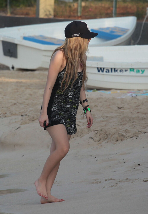 Avril_Lavigne-Feet-57888.jpg