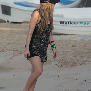 Avril_Lavigne-Feet-57888