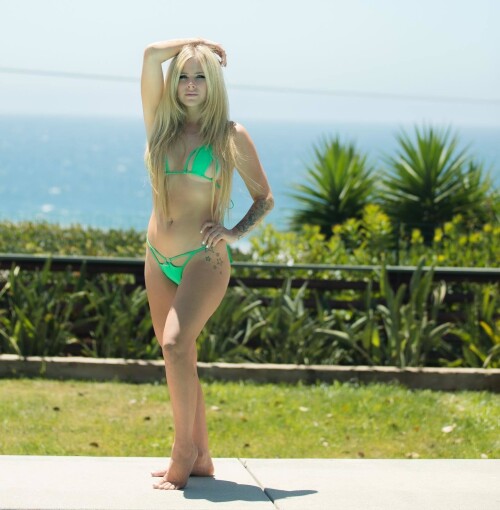 Avril_Lavigne-Feet-6031122.jpg