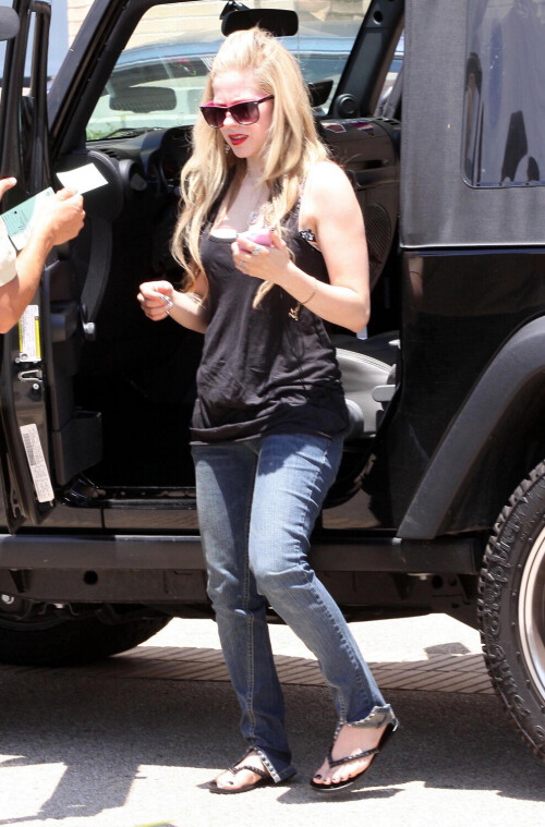 Avril_Lavigne-Feet-62575.jpg