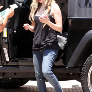 Avril_Lavigne-Feet-62575