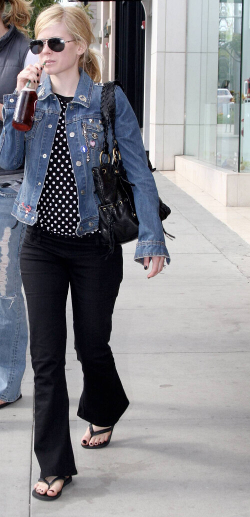 Avril_Lavigne-Feet-62578.jpg