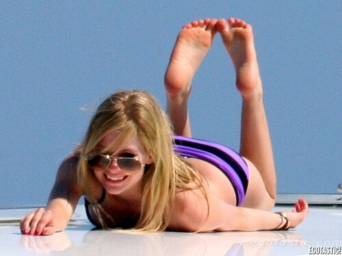 Avril_Lavigne-Feet-628690.jpg