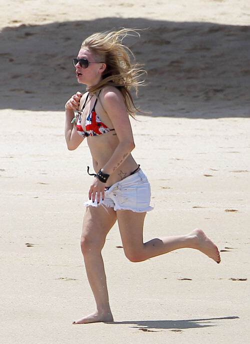 Avril_Lavigne-Feet-739526.jpg