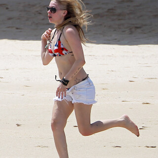 Avril_Lavigne-Feet-739526