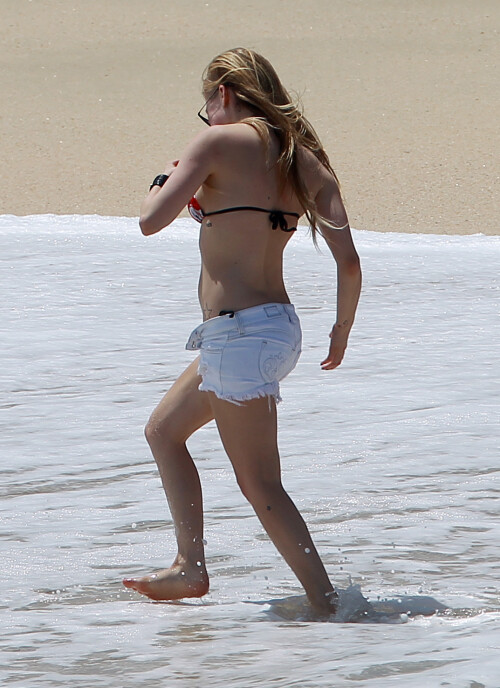 Avril_Lavigne-Feet-739527.jpg