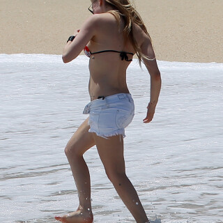 Avril_Lavigne-Feet-739527