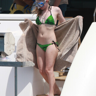Avril_Lavigne-Feet-743387